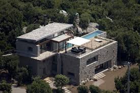 Metal Chiri Associer Le Metal Le Verre Et Le Bois Est Un Art Maison En Pierre Villa Corse Maison D Architecture