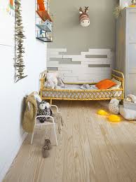 Un Cote Decale Avec Un Mur Parseme De Briques En Bois Guggenheim Pour Une Chambre D Enfant Peps Briquette De Parement Parquet Bois Massif Chambre Enfant