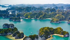 La baia di ha long è uno splendido patrimonio mondiale dell'unesco noto per la sua straordinaria bellezza paesaggistica e l'ecosistema marino unico. La Baia Di Ha Long In Vietnam La Spiaggia Dei Draghi Siviaggia