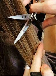 beim hair dusting bearbeitet der friseur alle abstehenden harchen mit der schere so hat spliss keine chan haarspitzen haarschnitt ideen haare selber schneiden