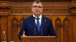 Matolcsy györgy, az mnb elnöke gondosan becsomagolva ugyan, de határozott kritikát fogalmaz meg a kormány jelenlegi gazdaságpolitikájával, illetve oktatási és egészségügyi szakpolitikájával szemben. Felgyorsul Az Eu Bomlasa Felrobbannak Az Europai Adossagok Matolcsy Gyorgy Megirta Mitol Tart Portfolio Hu