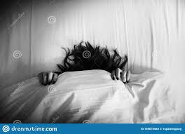 Hier wird die installationskosten etwas höher sein als in der vorherigen. Angst Frau Verstecken Hinter Decken Stockfoto Bild Von Halloween Dunkel 169670584