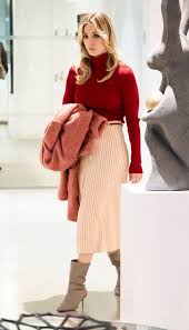 Who Designed Cassie S Pinstriped Skirt On The Flight Attendant Celebrity Style Guide Cute Skirt Outfits Modesty Outfits Kaley Cuoco Style