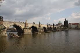 Die karlsbrücke hat auf ihrem halben kilometer länge 16 dieser bögen. Karlsbrucke Wikipedia