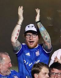 Ed sheeran bald als kicker zu sehen? Ed Sheeran Looks Cheery As He Celebrates Ipswich Town S 2 1 Win Against Tottenham Hotspur Daily Mail Online
