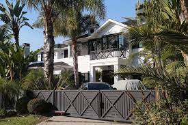 She was previously married to johnny hallyday. La Villa De Johnny Hallyday Dans Le Quartier De Pacific Palisades A Los Angeles Le 6 Decembre 2017 Photo Johnny Hallyday Johnny Hallyday Villa