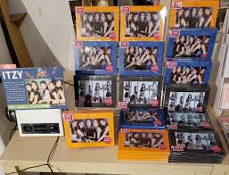 Listen to content by itzy. à¦Ÿ à¦‡à¦Ÿ à¦° Hmv Books Shibuya Itzy 8ãƒ¶æœˆã¶ã‚Šã®æ–°ä½œ2ndãƒŸãƒ‹ã‚¢ãƒ«ãƒãƒ  It Z Me ãŒå…¥è·ã—ã¦ãŠã‚Šã¾ã™ Dalla Dalla Icy ã«ç¶šã3ä½œç›®ã‚‚ ç§ ã‚'ãƒ†ãƒ¼ãƒžã«ä½œã‚‰ã‚Œ Wannabe ä»–å…¨7æ›²åŽéŒ² å…ˆç€ç‰¹å…¸ã¯ãƒã‚¹ã‚¿ãƒ¼ ãƒ•ã‚©ãƒˆã‚¨ãƒƒã‚»ã‚¤ ã‚«ãƒ¼ãƒ‰ã‚»ãƒƒãƒˆã®3ã¤ãŠæ¸¡ã—