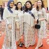 Baju seragam pramugarinya masih melekat rapi dibadannya. 1