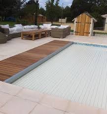 les volets de piscine immerges sheltom permettent une protection et une securisation de la baignade a prix attractif rideau piscine piscine et jardin piscine