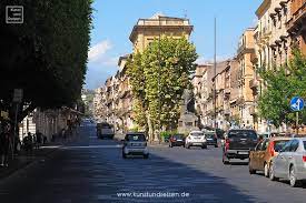 Schöne stadt um urlaub zu machen :)catania city near the main cathedral and etna volcano.urlaub,urlaub urlaub,urlaub österreich mit kindern. Catania Via Etnea Shoppen Auf Der Einkaufsmeile In Catania