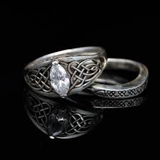 Celitc Heart Knot Wedding Set Engagement Ring And Wedding Band 240 00 Via Etsy Celtic Wedding Rings Jewelry Celtic Wedding