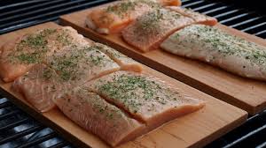 Mettez le saumon dans la poêle, la chair vers le bas (côté présentation). Faire Cuire Facilement Votre Poisson A La Plancha Univers Plancha