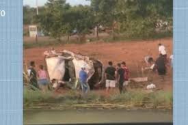 Dois jovens morrem e grávida fica gravemente ferida após caminhonete capotar