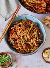 these 25 minute vegetable stir fry noodles are simple and packed with fla gebratene nudeln mit gemuse chinesisches essen rezepte leckere vegetarische gerichte