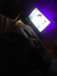 Foto de casal assistindo netflix