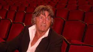 Nach einer abgeschlossenen lehre als schriftsetzer nahm er schauspielunterricht und erhielt seine ersten engagements in zürich und bern. Herbert Herrmann Raumt Im Starklick Mit Geruchten Auf Youtube