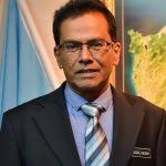 Enam lelaki termasuk penolong pengarah jabatan pendaftaran negara (jpn) negeri, didakwa dengan 32 pertuduhan di mahkamah sesyen di sini, hari ini, berhubung sindiket penjualan sijil kelahiran dan mykad kepada warga asing. Ketua Menteri Terima Kunjungan Hormat Pengarah Pendidikan Negeri Baharu Buletin Mutiara