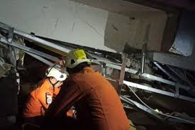 Bantuan ini diwujudkan makanan siap saji, makanan anak, tenda gulung, matras, peralatan keluarga, tenda serbaguna dan. Rs Mitra Ambruk Akibat Gempa Majene Terdengar Suara Rintihan Pasien Minta Tolong Tertimbun Reruntuhan