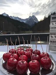 kandierte apfel liebesapfel winter cocktailnacht garmisch partenkirchen riessersee hotel heisse cocktails pre christm liebesapfel kandierte apfel barkeeper