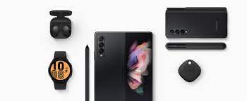 He folds and unfolds the galaxy z fold 2. Asvgcmy Vepamm