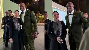 Karisma Kapoor poses with Hollywood actor and host Terry Crews at an event