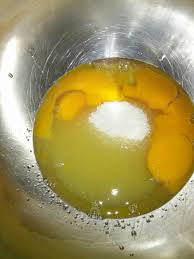 10 biji telur 600 g tepung 300 g gula cara memasak : Cara Buat Bahulu Gulung Lembut Dengan Jem Di Dalamnya