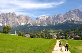 Cortina, the queen of the dolomites, is the classic mountain resort of the italian alps and member of best of the alps. Cortina D Ampezzo Traumurlaub Inmitten Der Dolomiten