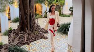 Tamara Falcó apuesta por un vestido fluido con estampado floral en su escapada a Ibiza
