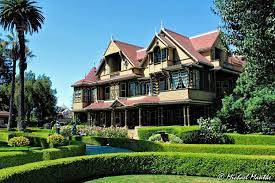 The winchester mystery house is the beautiful but bizarre mansion of sarah winchester, heiress of the winchester repeating arms fortune. Winchester Mystery House Spuk Hoch 13 Erkunde Die Welt