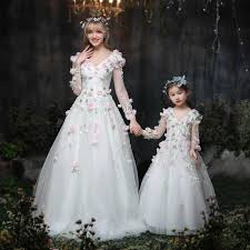 Persun offre tanti abiti da mamma sposa. Lussuosi Abiti Da Sposa In Raso E Tulle Abbinati Per Madre Figlia Con Spettacolari Decorazioni Floreali E Maniche Lunghe Stile Principessa Sposamore