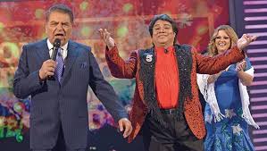 What kind of tv show is sabado gigante? Sabado Gigante Tv S Longest Running Variety Show Ends