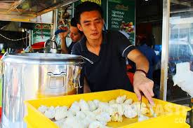Cendol pulut (glutinous rice), cendol bandung, cendol kacang (red beans), cendol jagung (sweet corn), and cendol campur (assorted). Food Review Durian Cendol Durian Runtuh Kuala Lumpur