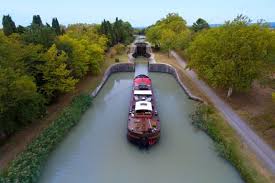 Découvrez le canal du midi à bord d'une péniche sans permis, suivez l'une de nos suggestions de parcours ou choisissez votre propre itinéraire ! Croisiere De Luxe Insolite Carcassonne En Peniche