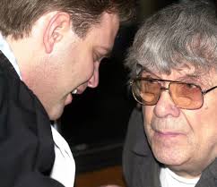 De ultieme show van Andras Pandy, die zijn familie uit de weg ruimde: “Laat  me vrij! Dan bel ik hen... Ze komen met hun privévliegtuig”