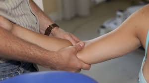 Kenne herrn kleber aufgrund nichtvorhandenseins eines fernsehers nicht, werde ihn mir aber wohl mal anschauen müssen, diesen kompetenzmagneten. Leichtes S Im Rucken Meinung