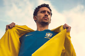 Un très petit trou dans le dos a peine visble et flocage interieur plus visible. Le Top 10 Des Plus Beaux Maillots De La Coupe Du Monde 2018 Gentleman Moderne