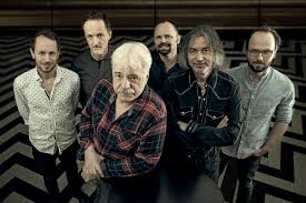 Robert křesťan se rozhodl ohlédnout k hříchům mládí, k písním kapel, které v jeho hudební dráze. Robert Krestan V Tradici Nasi Generace Maji Covery Vyznamne Misto Frontman Cz