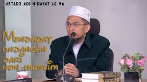 Tidak ada yang menyangkal bahwa ustadz adi hidayat merupakan sosok ustadz yg secara intelektual benar2 ahli & profesional di bidang keilmuan tafsir qur'an maupun hadits. Mendapat Undangan Dari Non Muslim Bolehkah Kita Menghadirinya By Ceramah Pendek
