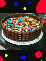 Ideale da servire per una ricca e golosa merenda aggiungete ora la farina setacciata con il lievito e il cacao, aggiungeteli al composto alternandoli a 50 g di latte fino ad ottenere un impasto liscio ed omogeneo. Torta Agli Smarties E Kinder Cioccolato Paperblog