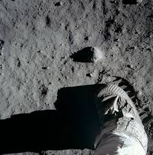C'est celle qui a permis de filmer les premiers pas de neil armstrong sur la lune, les images que tout le monde a en tête lorsque l'on pense aux premiers mots : 1969 2019 On A Marche Sur La Lune
