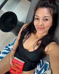 OKAYYYYYYYYYYYYYY! I get it now. 🤭Who has read this?! . Fantasy isn't  usually my thing as I'm all about self-development, parenting, and nature  reads as you've seen from my consistent book recs