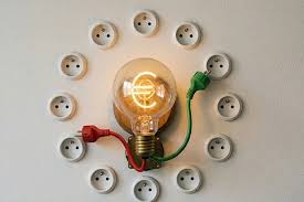 Precio de la luz hoy, jueves 30 de abril, por horas: ¿a qué hora es más cara y más barata?