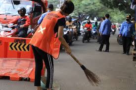 Beberapa informasi dalam halaman ini adalah seperti di bawah ini. Tak Pakai Masker Pelanggar Psbb Di Kota Tangerang Dihukum Sapu Jalan