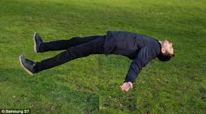 The best video performance of the floating card trick out there. Magician Dynamo Shows How You Can Levitate In Thin Air Or Shrink Your Friends Daily Mail Online