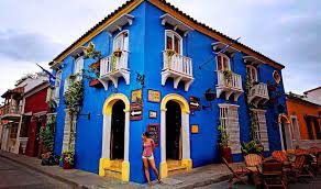 Cartagena de indias with its impressive fortifications, its cobbled streets and the colorful frontages of its buildings, cartagena de indias takes visitors back to the 16 th century to the colonial era, when the city was the spanish crown's principal port and primary target for regular attacks by english pirates and french buccaneers. Que Ver En Cartagena De Indias Colombia Banano Meridiano