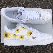1001 Idees Pour Customiser Ses Chaussures Trucs Et Astuces Customiser Chaussures Customiser Ses Baskets Comment Customiser Des Chaussures