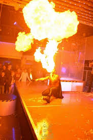 Cracheur manipulateur de feu pour vos événements, mariage, anniversaires, établissement de nuit, comité des fêtes ou d'entreprise. Cracheur De Feu Nantes Valerio Loire Atlantique Passion Mens