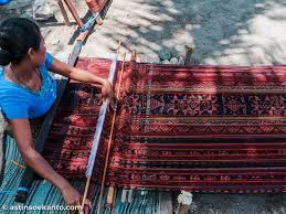 Pada gambar di atas dapat anda lihat bahwa kain untuk celananya terbuat dari katun sedangkan aksen talinya terbuat dari kain tenun ikat. Makna Filosofis 14 Motif Tenun Dari Nusa Tenggara Astin Soekanto