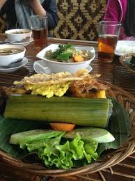 Informasi kawah putih ciwidey di sini. Makanan Khas Sunda Yang Lezat Ulasan Saung Gawir Bungalow Resto Ciwidey Indonesia Tripadvisor