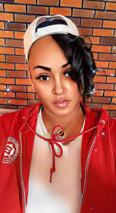 Katrina Farr's Instagram, Twitter & Facebook